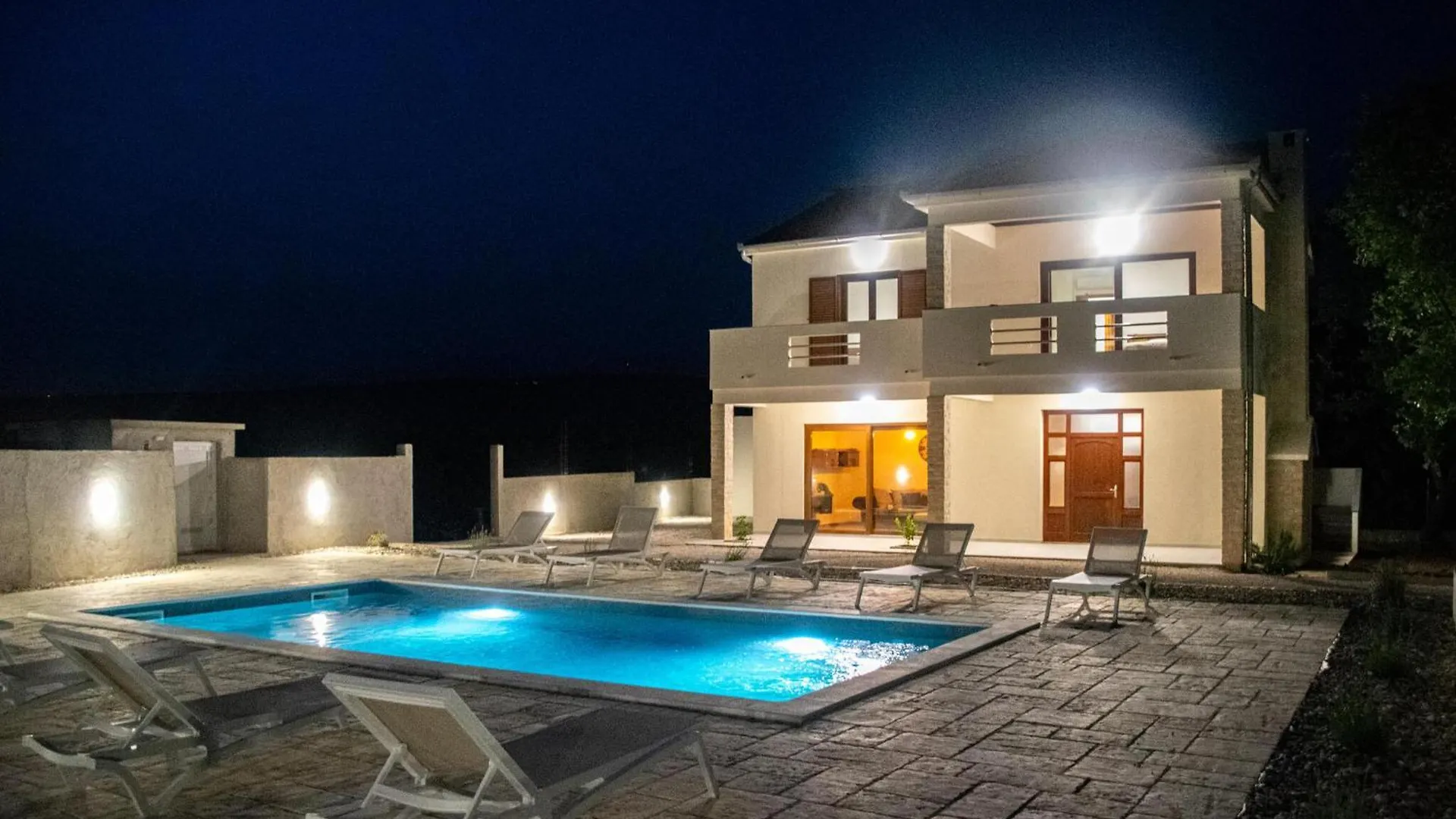 5 Bedroom Cozy Home In بوسيدارجي 0*,